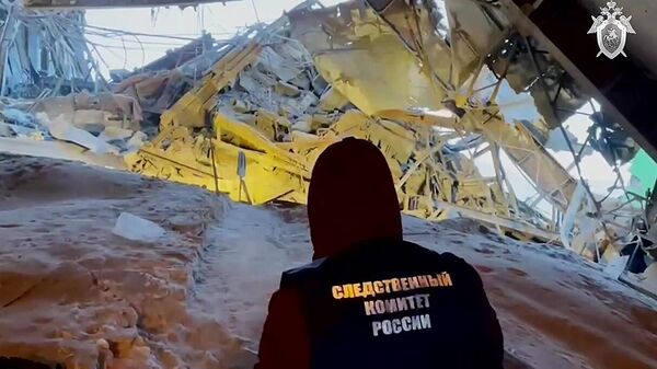 Представитель СК РФ на месте обрушения в цеху на Норильской обогатительной фабрике. Стоп-кадр видео