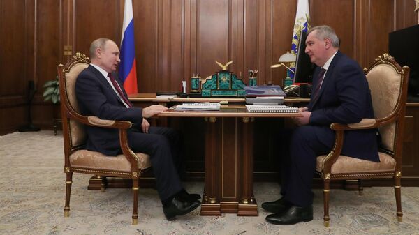 Президент РФ Владимир Путин и генеральный директор госкорпорации Роскосмос Дмитрий Рогозин во время встречи
