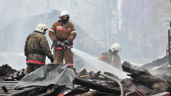 Сотрудники МЧС ликвидируют пожар в Доме культуры