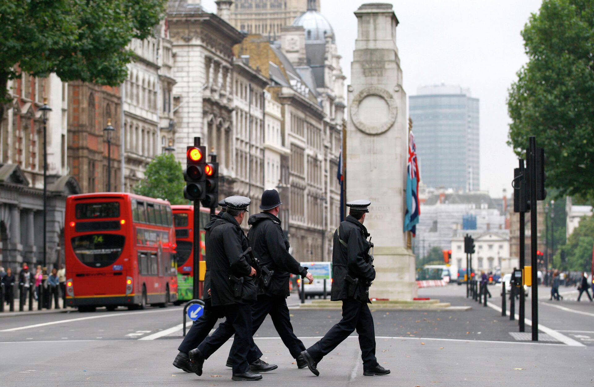 Полицейские переходят дорогу у здания Министерства иностранных дел и международного развития в Лондоне - РИА Новости, 1920, 15.04.2024