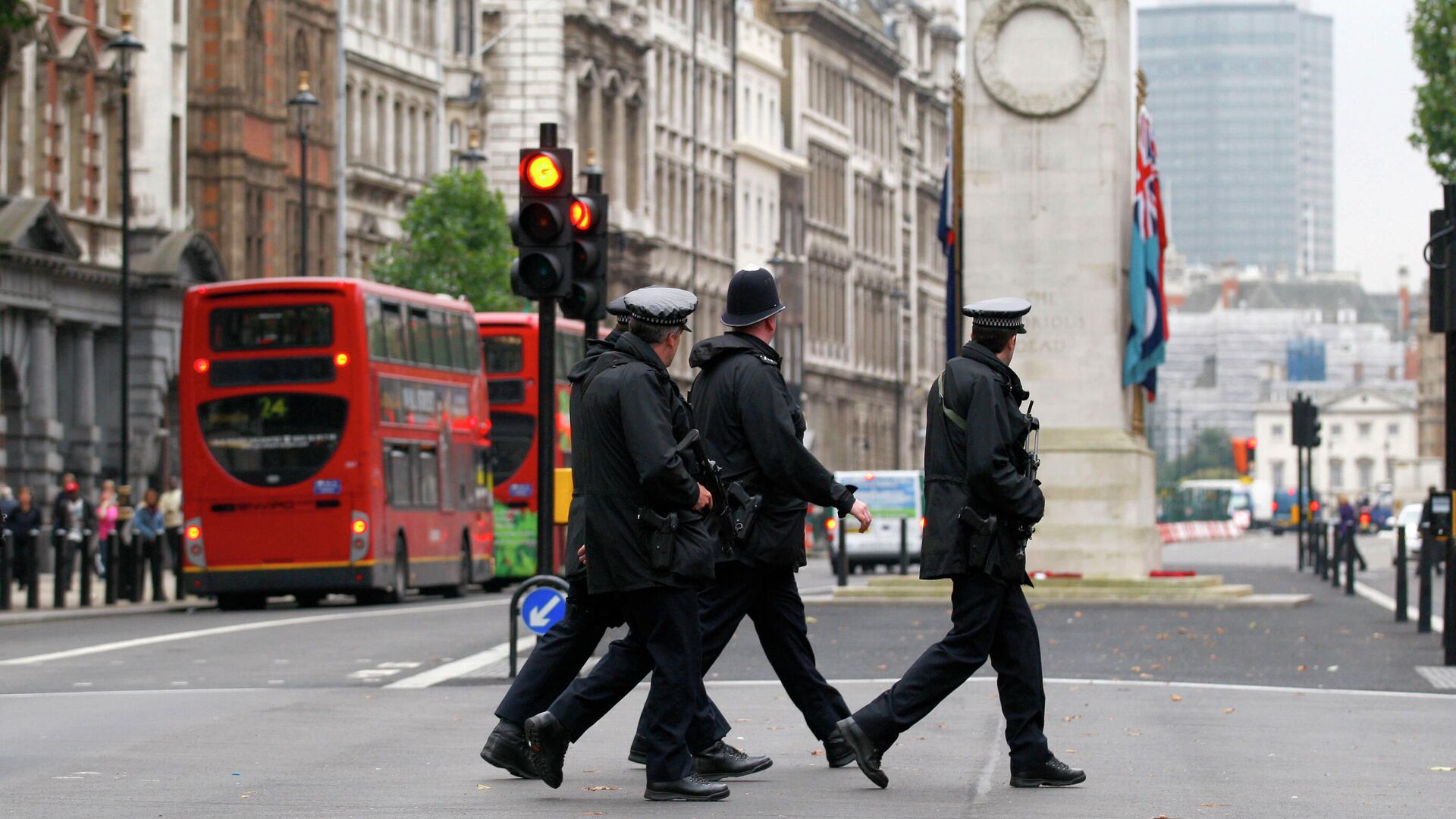 Полицейские переходят дорогу у здания Министерства иностранных дел и международного развития в Лондоне - РИА Новости, 1920, 06.07.2021