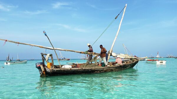 Рыбаки на рыбацкой лодке у острова Занзибар