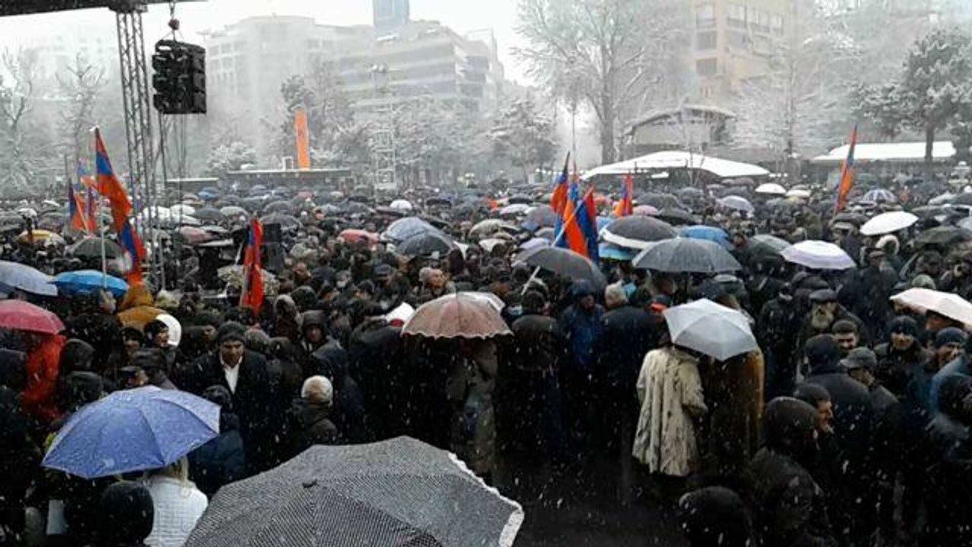 Требующие отставки Пашиняна митингуют под снегом с дождем - РИА Новости, 1920, 20.02.2021