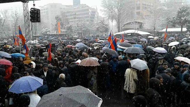 Требующие отставки Пашиняна митингуют под снегом с дождем