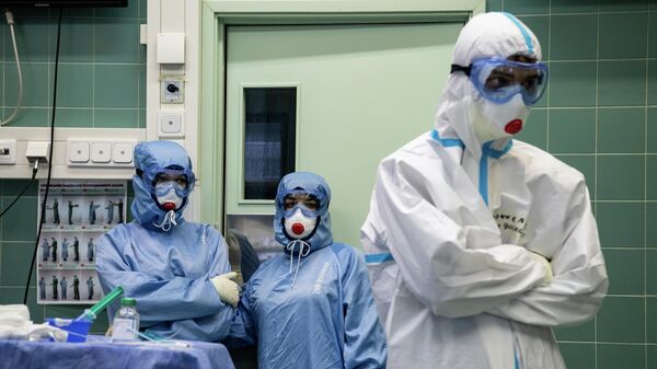 Медицинские работники в НИИ скорой помощи им. Н. В. Склифосовского в Москве, где проходят лечение пациенты c COVID-19