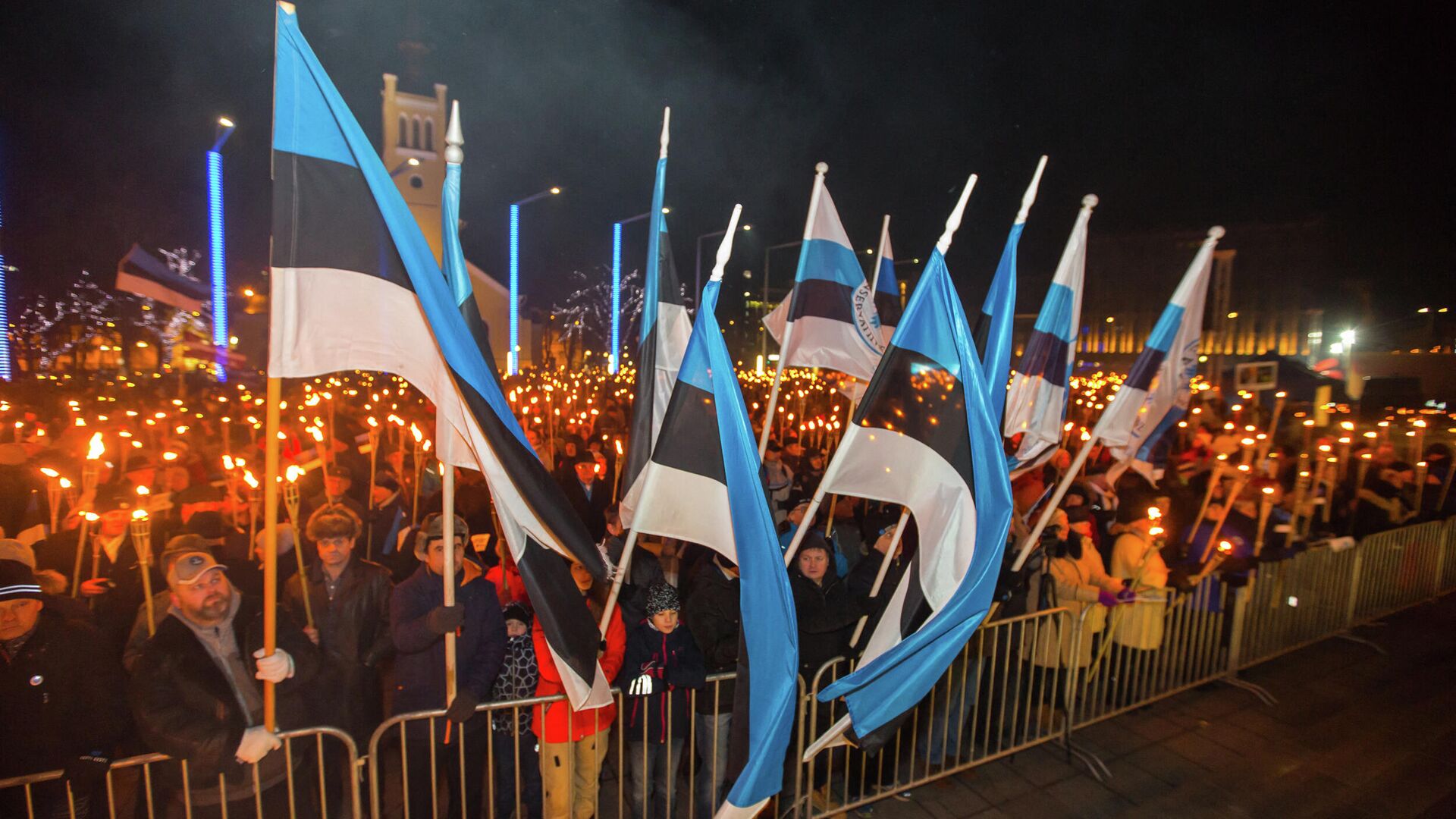 Люди на площади Свободы во время факельного шествия, организованного Консервативной народной партией (EKRE) в Таллине - РИА Новости, 1920, 23.02.2021