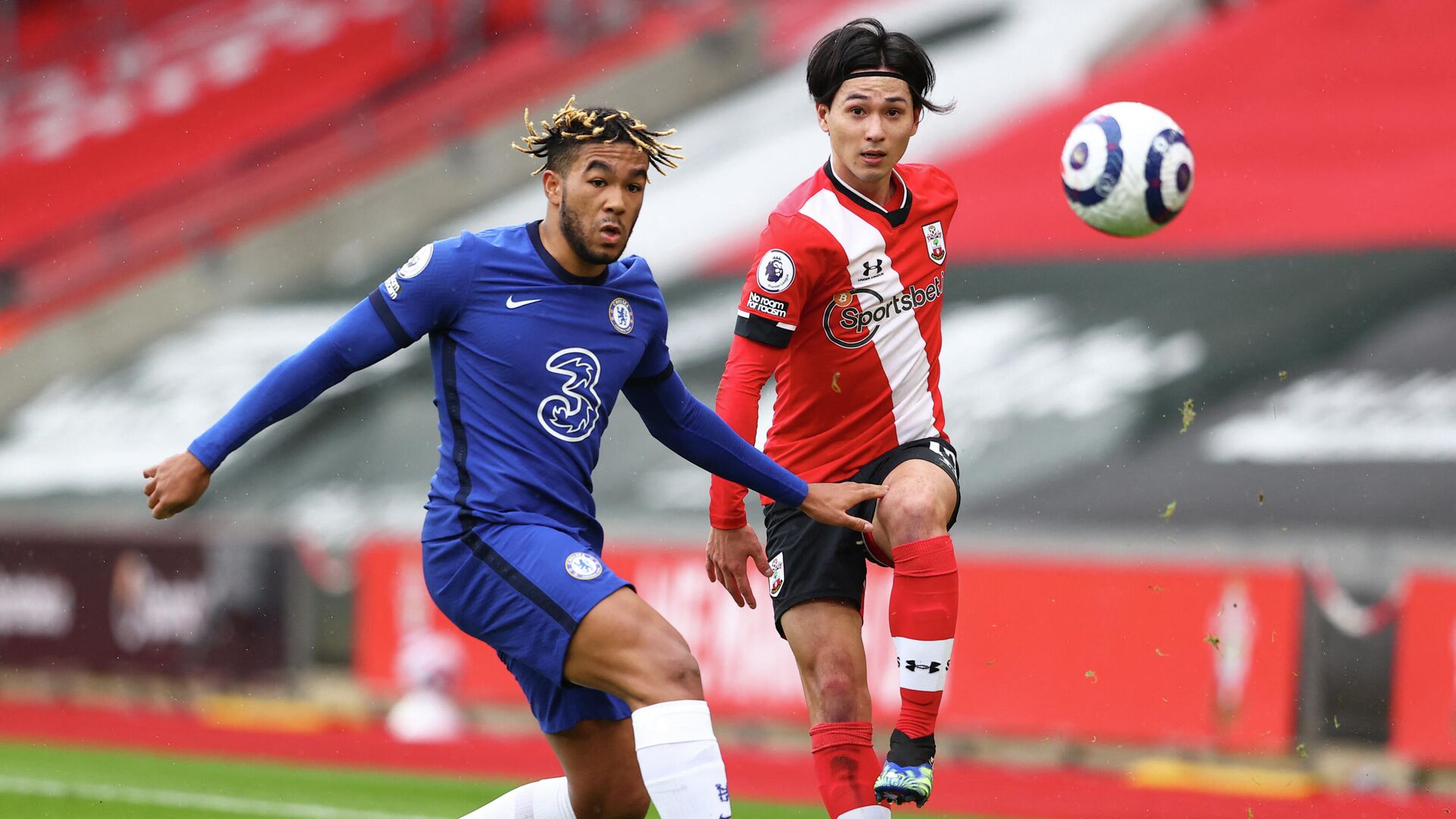 Southampton's Japanese midfielder Takumi Minamino (R) vies with Chelsea's English defender Reece James (L) during the English Premier League football match between Southampton and Chelsea at St Mary's Stadium in Southampton, southern England on February 20, 2021. (Photo by MICHAEL STEELE / POOL / AFP) / RESTRICTED TO EDITORIAL USE. No use with unauthorized audio, video, data, fixture lists, club/league logos or 'live' services. Online in-match use limited to 120 images. An additional 40 images may be used in extra time. No video emulation. Social media in-match use limited to 120 images. An additional 40 images may be used in extra time. No use in betting publications, games or single club/league/player publications. /  - РИА Новости, 1920, 20.02.2021