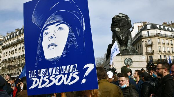 Участники акции протеста радикалов на площади Данфер-Рошро в Париже