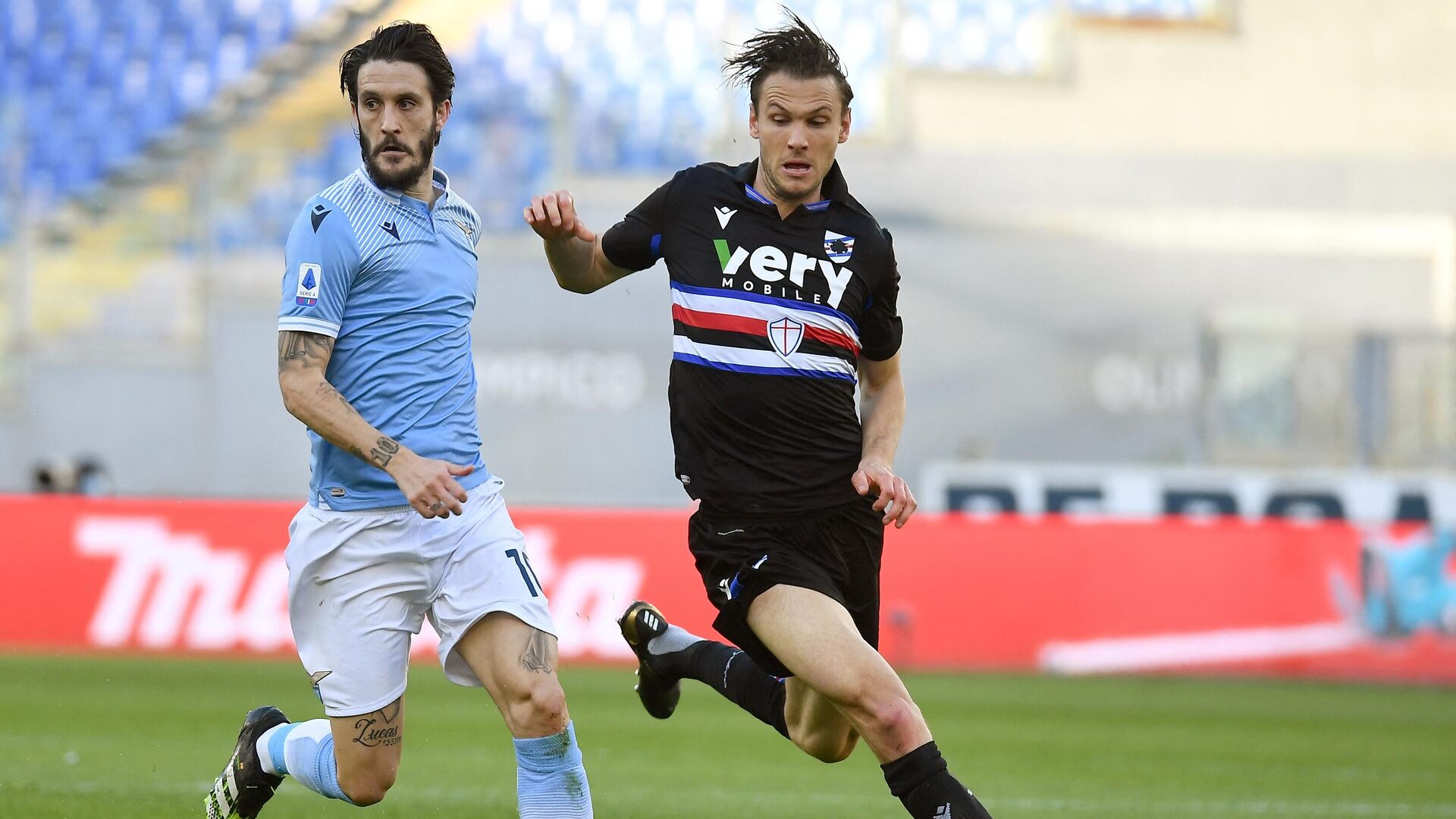 Lazio's Spanish midfielder Luis Alberto (L) fights for the ball with Sampdoria's Swedish midfielder Albin Ekdal during the Serie A football match between Lazio and Sampdoria on February 20, 2021 at the Olympic stadium in Rome. (Photo by Vincenzo PINTO / AFP) - РИА Новости, 1920, 20.02.2021