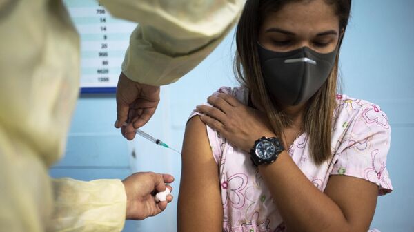 Медицинский сотрудник во время вакцинации российским препаратом Гам Ковид Вак (Sputnik V) от коронавирусной инфекции в одной из больниц Каракаса