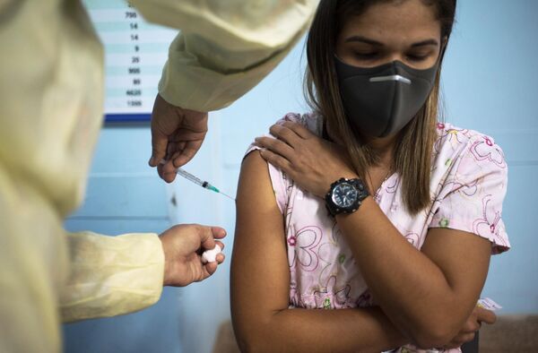 Медицинский сотрудник во время вакцинации российским препаратом Гам Ковид Вак (Sputnik V) от коронавирусной инфекции в одной из больниц Каракаса