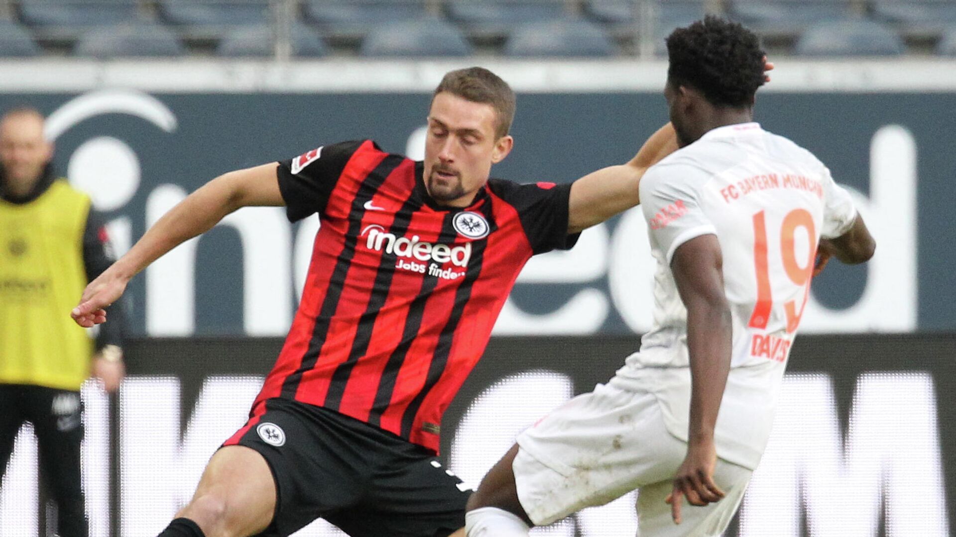 Frankfurt's Austrian midfielder Stefan Ilsanker (L) and Bayern Munich's Canadian midfielder Alphonso Davies vie for the ball during the German first division Bundesliga football match Eintracht Frankfurt vs FC Bayern Munich in Frankfurt am Main, western Germany, on February 20, 2021. (Photo by Daniel ROLAND / various sources / AFP) / RESTRICTIONS: DFL REGULATIONS PROHIBIT ANY USE OF PHOTOGRAPHS AS IMAGE SEQUENCES AND/OR QUASI-VIDEO - РИА Новости, 1920, 20.02.2021