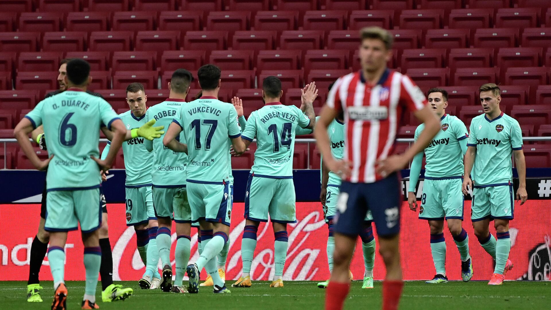 Levante players celebrate their second goal scored by Levante's Spanish forward Jorge de Frutos during the Spanish league football match between Club Atletico de Madrid and Levante UD at the Wanda Metropolitano stadium in Madrid on February 20, 2021. (Photo by JAVIER SORIANO / AFP) - РИА Новости, 1920, 20.02.2021