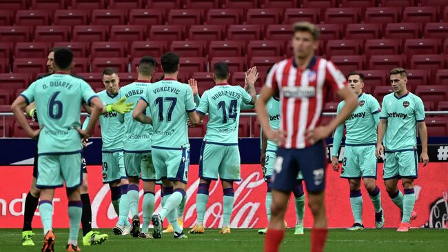 Levante players celebrate their second goal scored by Levante's Spanish forward Jorge de Frutos during the Spanish league football match between Club Atletico de Madrid and Levante UD at the Wanda Metropolitano stadium in Madrid on February 20, 2021. (Photo by JAVIER SORIANO / AFP)