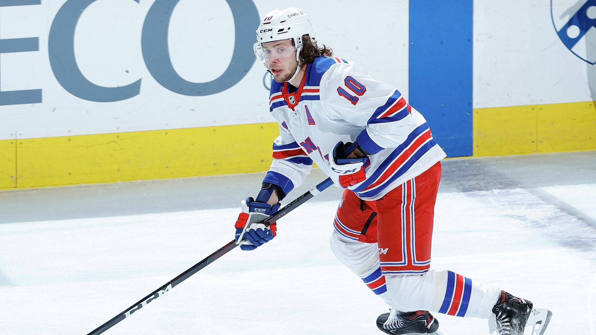 PHILADELPHIA, PENNSYLVANIA - FEBRUARY 18: Artemi Panarin #10 of the New York Rangers looks for a teammate during the first period against the Philadelphia Flyers at Wells Fargo Center on February 18, 2021 in Philadelphia, Pennsylvania.   Tim Nwachukwu/Getty Images/AFP (Photo by Tim Nwachukwu / GETTY IMAGES NORTH AMERICA / AFP) - РИА Новости, 1920, 21.02.2021