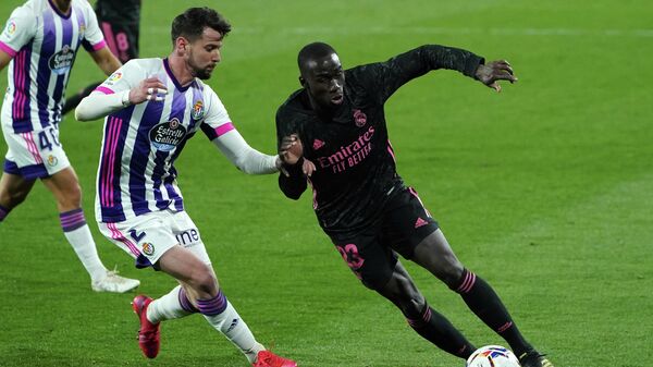 Real Madrid's French defender Mendy (R) vies with Real Valladolid's Spanish defender Luis Perez  during the Spanish league football match between Real Valladolid FC and Real Madrid CF at the Jose Zorilla stadium in Valladolid on February 20, 2021. (Photo by Cesar Manso / AFP)