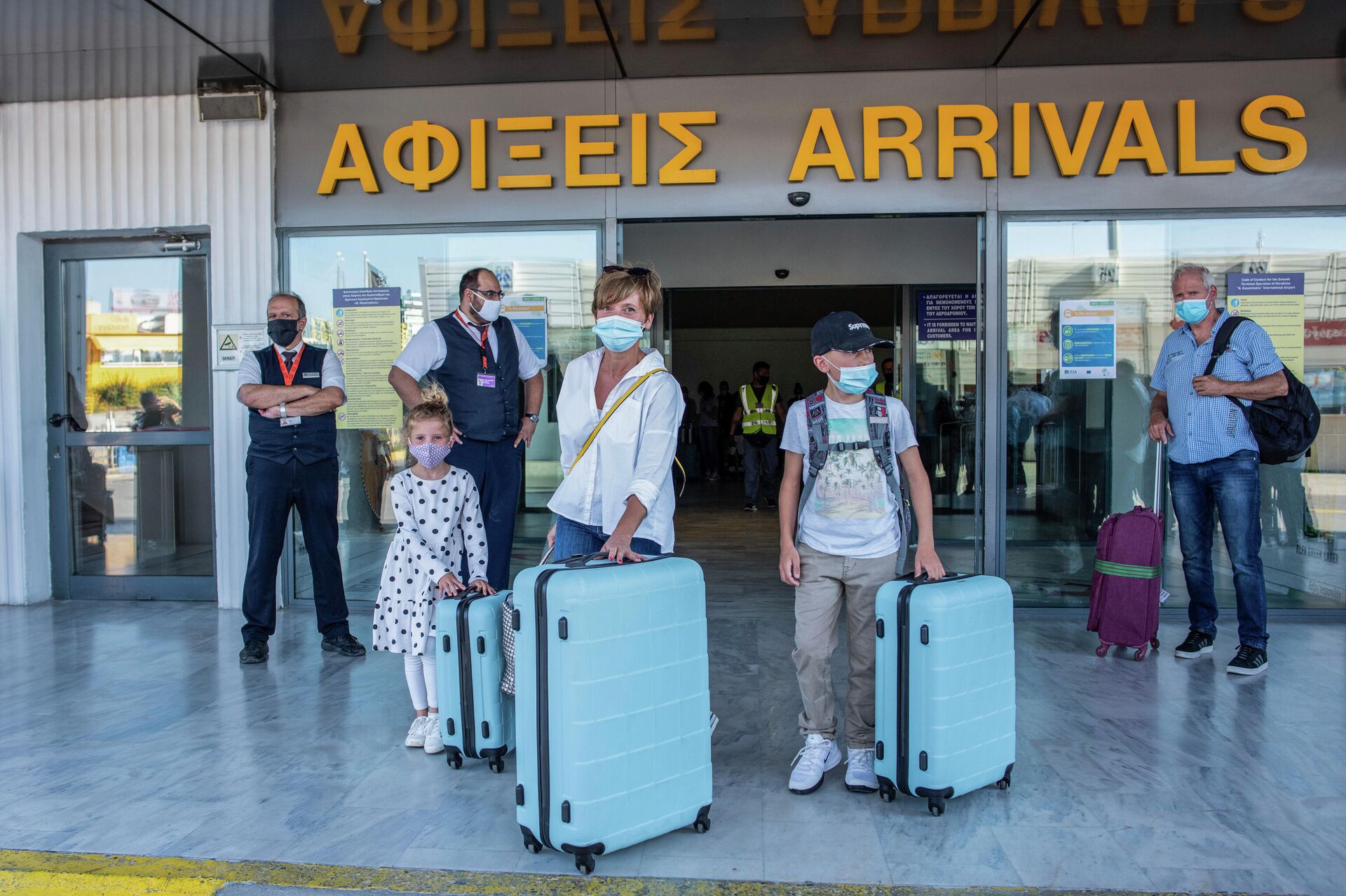 Туристы в аэропорту Ираклиона, Греция - РИА Новости, 1920, 27.07.2021