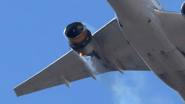 Рейс UA328 United Airlines возвращается в международный аэропорт Денвера с горящим двигателем 