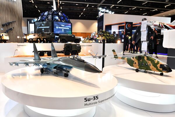 Макеты истребителя Су-35 и военного десантного вертолёта Ми-38Т на стенде Рособоронэкспорта выставки оборонной промышленности IDEX-2021 в Абу-Даби