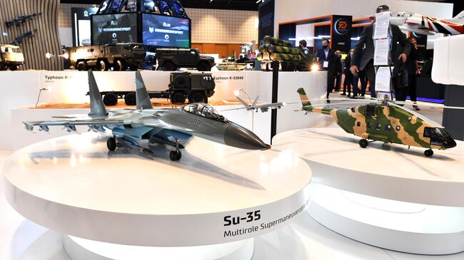 Макеты истребителя Су-35 и десантного вертолёта Ми-38Т на стенде Рособоронэкспорта