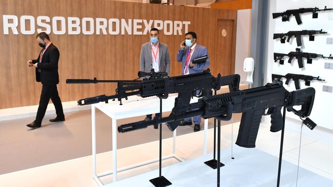 Автомат АК-308 от Концерна Калашников на выставке оборонной промышленности IDEX-2021 в Абу-Даби