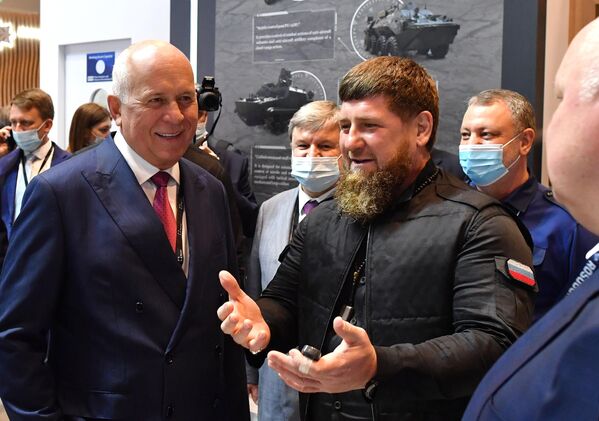 Генеральный директор государственной корпорации Ростех Сергей Чемезов и глава Чеченской Республики Рамзан Кадыров на выставке оборонной промышленности IDEX-2021 в Абу-Даби
