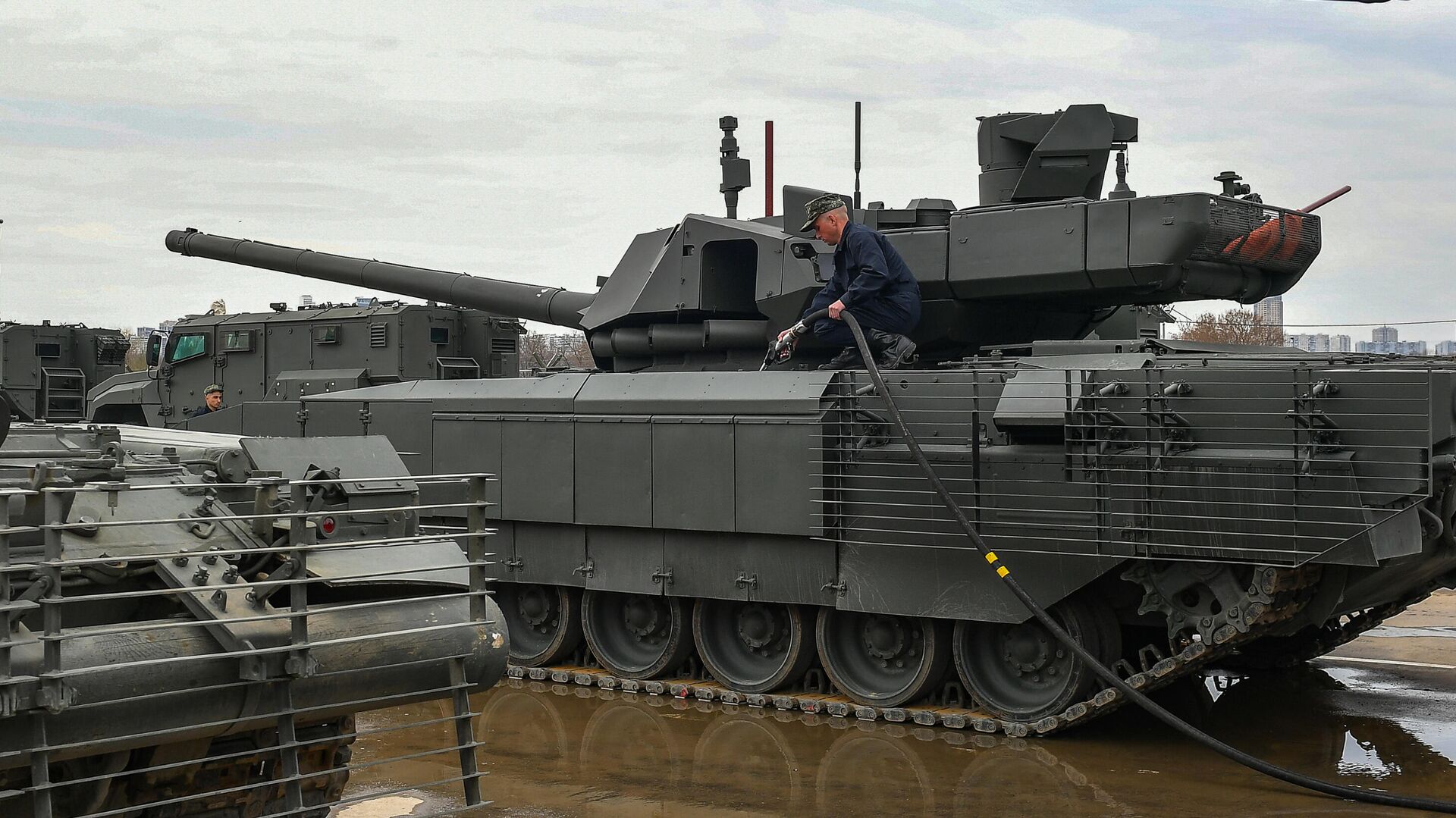 Источник назвал сроки завершения госиспытаний танков "Армата"