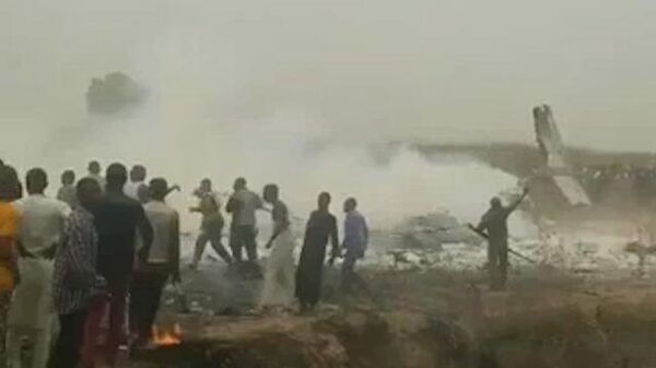 Военный самолет разбился около аэропорта столицы Нигерии. Кадры с места ЧП
