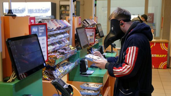 Покупатель в одном из супермаркетов Киева, Украина
