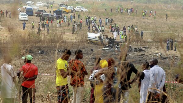 На месте падения военного самолета в Абудже, Нигерия