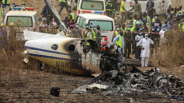 На месте крушения военного самолета в Абудже, Нигерия