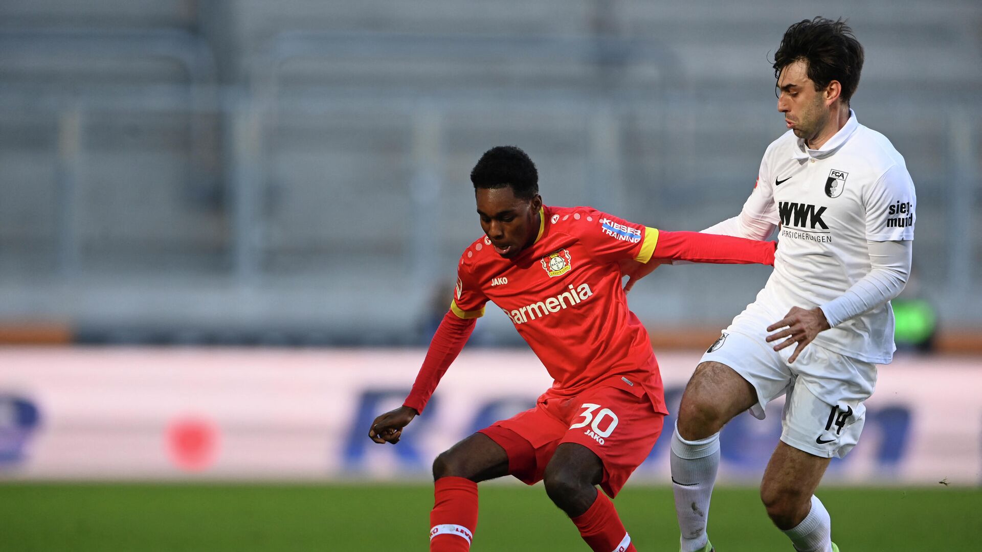 Leverkusen's Dutch defender Jeremie Frimpong (L) and Augsburg's Czech midfielder Jan Moravek vie for the ball during the German first division Bundesliga football match FC Augsburg vs Bayer Leverkusen in Augsburg, southern Germany, on February 21, 2021. (Photo by CHRISTOF STACHE / various sources / AFP) / RESTRICTIONS: DFL REGULATIONS PROHIBIT ANY USE OF PHOTOGRAPHS AS IMAGE SEQUENCES AND/OR QUASI-VIDEO - РИА Новости, 1920, 21.02.2021