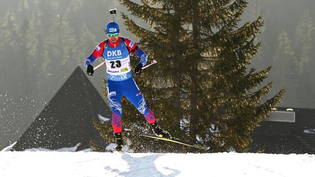 Александр Логинов (Россия) на дистанции масс-старта среди мужчин на чемпионате мира по биатлону 2021 в словенской Поклюке.