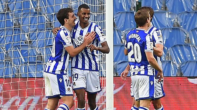 Real Sociedad's Swedish forward Alexander Isak (2L) celebrates his third goal during the Spanish league football match between Real Sociedad and Deportivo Alaves at the Anoeta stadium in San Sebastian on February 21, 2021. (Photo by ANDER GILLENEA / AFP)