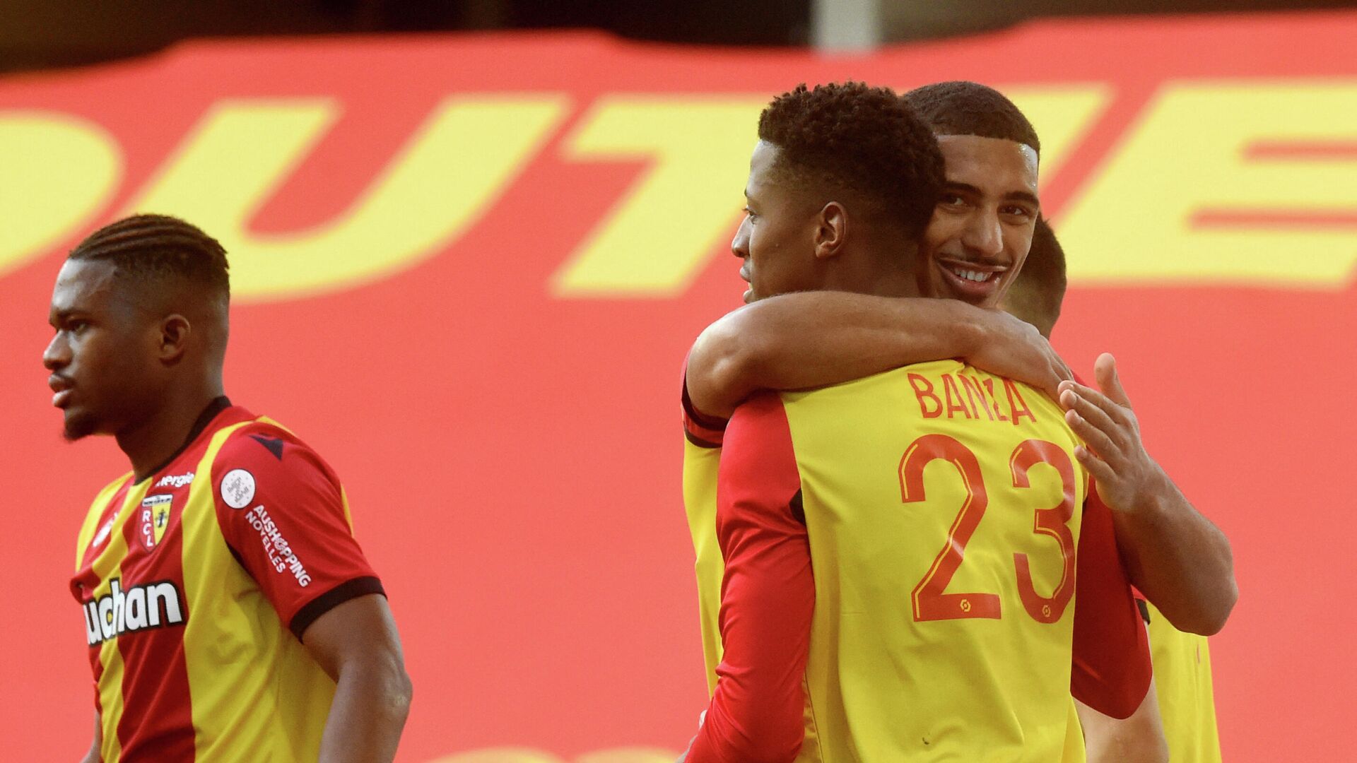 Lens's French forward Simon Banza (C/23) celebrates scoring his team's second goal during the French L1 football match between RC Lens and Dijon FCO at The Bollaert Stadium in Lens, northern France on February 21, 2021. (Photo by FRANCOIS LO PRESTI / AFP) - РИА Новости, 1920, 21.02.2021