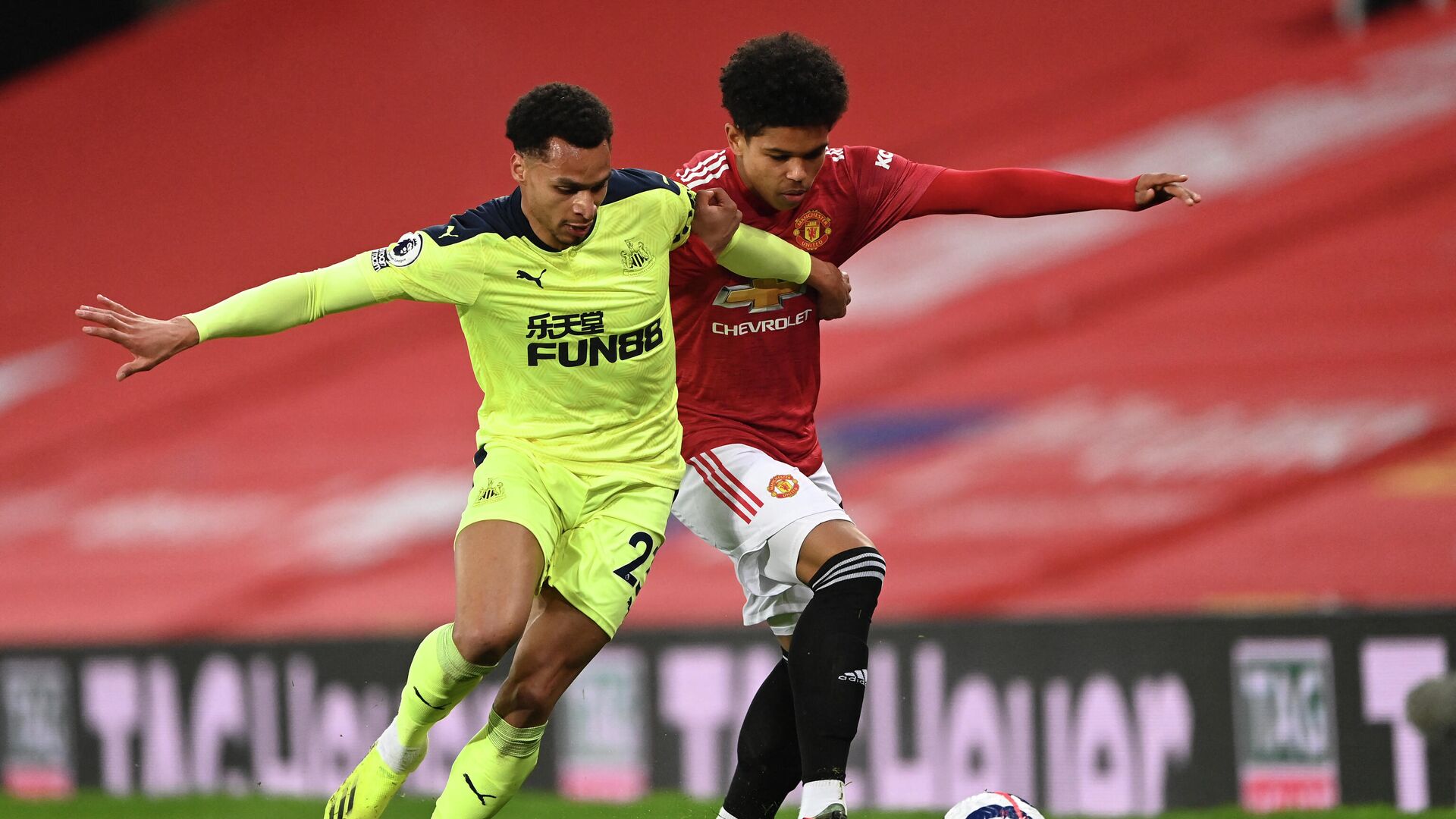 Newcastle United's English midfielder Jacob Murphy (L) vies for the ball against Manchester United's Nigerian midfielder Shola Shoretire (R) during the English Premier League football match between Manchester United and Newcastle at Old Trafford in Manchester, north west England, on February 21, 2021. (Photo by STU FORSTER / POOL / AFP) / RESTRICTED TO EDITORIAL USE. No use with unauthorized audio, video, data, fixture lists, club/league logos or 'live' services. Online in-match use limited to 120 images. An additional 40 images may be used in extra time. No video emulation. Social media in-match use limited to 120 images. An additional 40 images may be used in extra time. No use in betting publications, games or single club/league/player publications. /  - РИА Новости, 1920, 22.02.2021