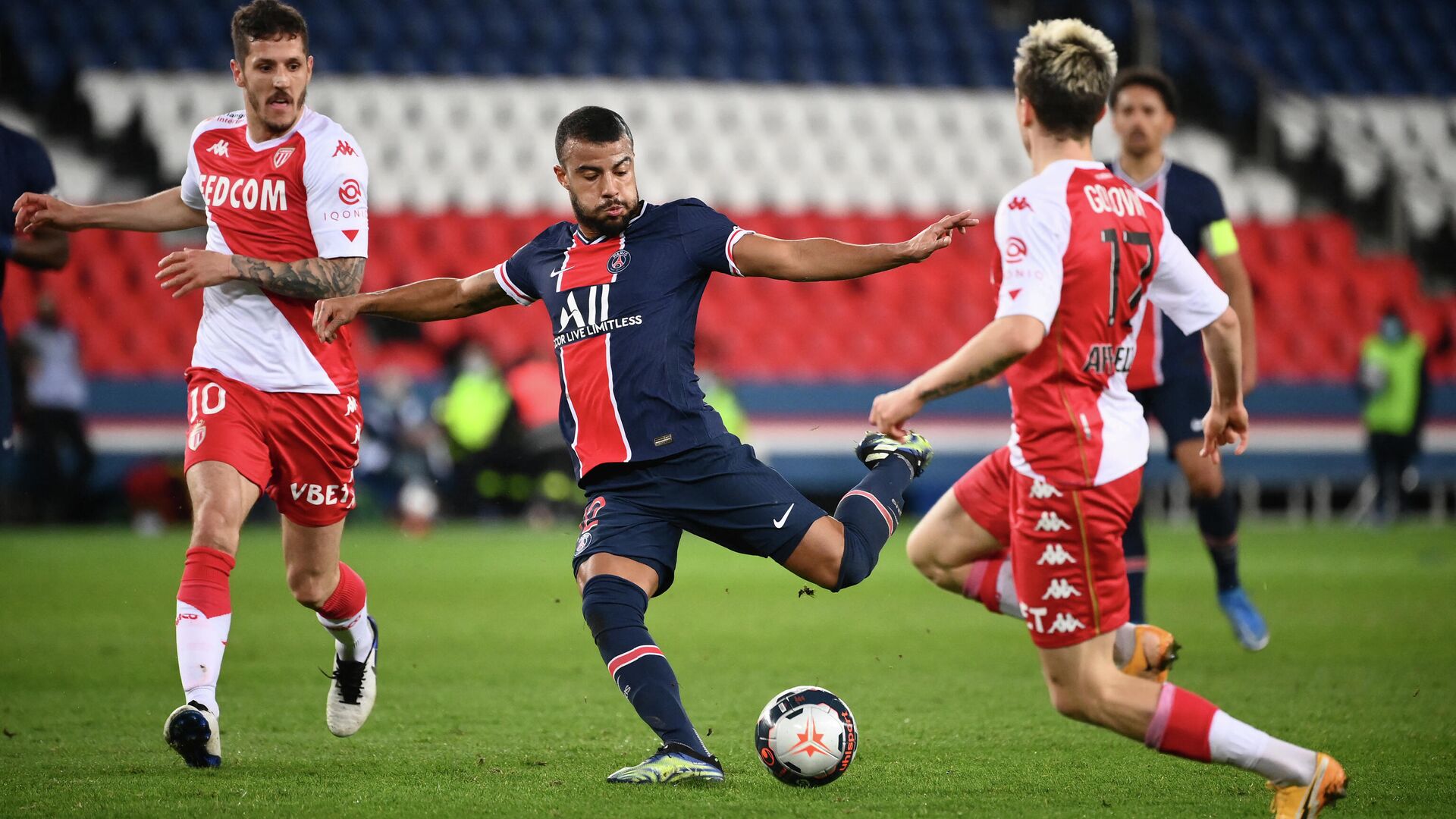 Paris Saint-Germain's Brazilian midfielder Rafinha (C) fights for the ball Monaco's Russian midfielder Aleksandr Golovin (R) during the French L1 football match between Paris-Saint Germain (PSG) and AS Monaco FC at The Parc des Princes Stadium in Paris on February 21, 2021. (Photo by FRANCK FIFE / AFP) - РИА Новости, 1920, 22.02.2021