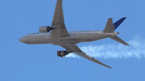 Самолет Boeing 777 компании United Airlines возвращается в международный аэропорт Денвера с горящим двигателем