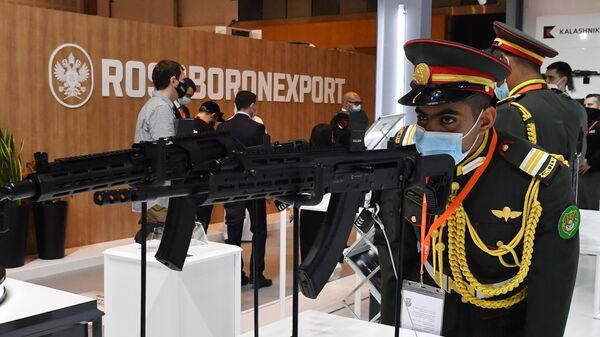 Посетитель рассматривает самозарядные карабины Сайга на выставке оборонной промышленности IDEX-2021 в Абу-Даби