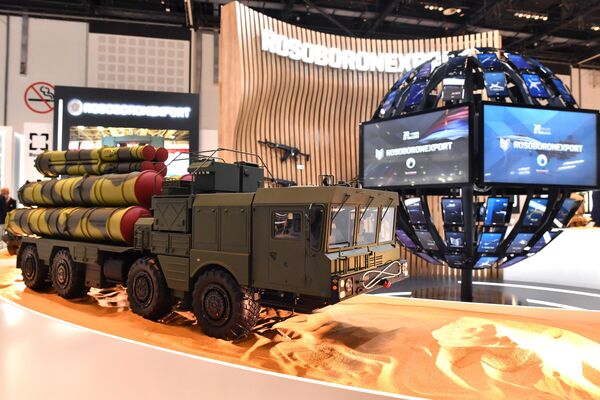 Макет зенитной ракетной системы С-400 Триумф на стенде Рособоронэкспорта выставки оборонной промышленности IDEX-2021 в Абу-Даби
