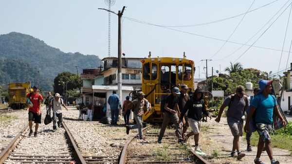 Мигранты из Гондураса в ожидании поезда до границы Мексики и США