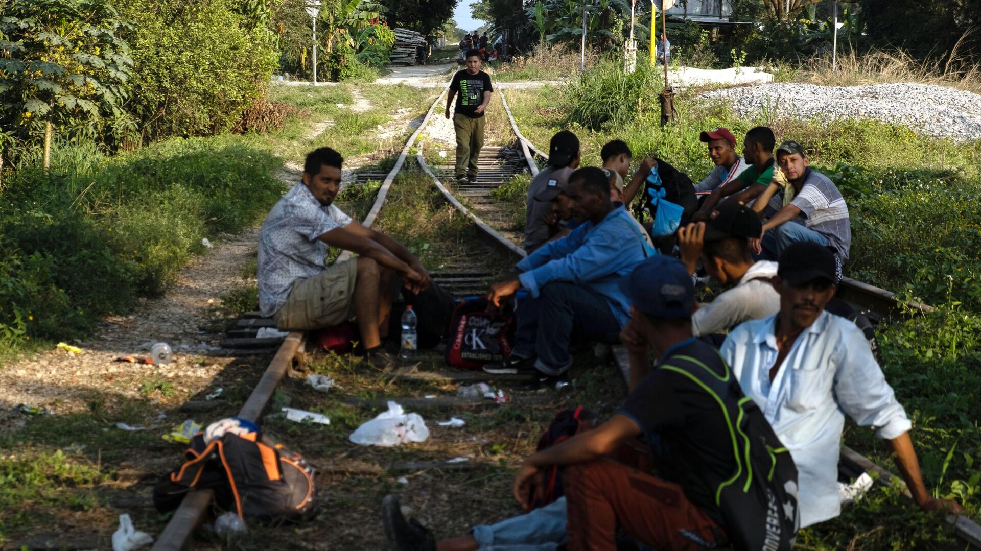 Мигранты из Гондураса в ожидании поезда до границы Мексики и США - РИА Новости, 1920, 07.08.2021