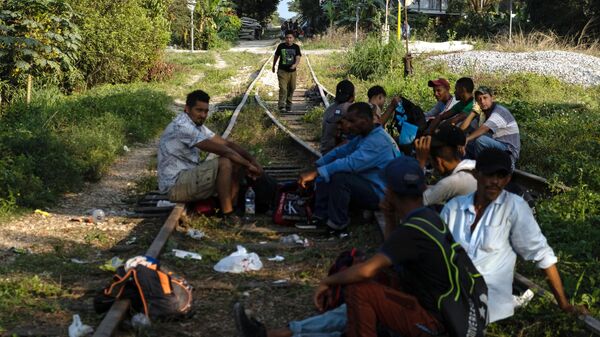 Мигранты из Гондураса в ожидании поезда до границы Мексики и США