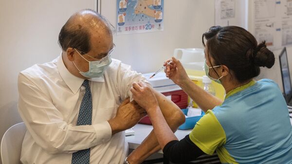 Главный секретарь Гонконга Мэтью Чунг делает прививку против COVID-19 вакциной CoronaVac компании Sinovac Biotech