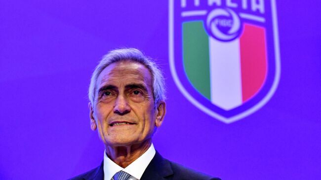 New President of the Italian Football Federation (FIGC), Gabriele Gravina poses with the federation's logo following the vote during the elective assembly of the FIGC on October 22, 2018 at the Hilton hotel of Rome's Fiumicino airport. (Photo by Alberto PIZZOLI / AFP)