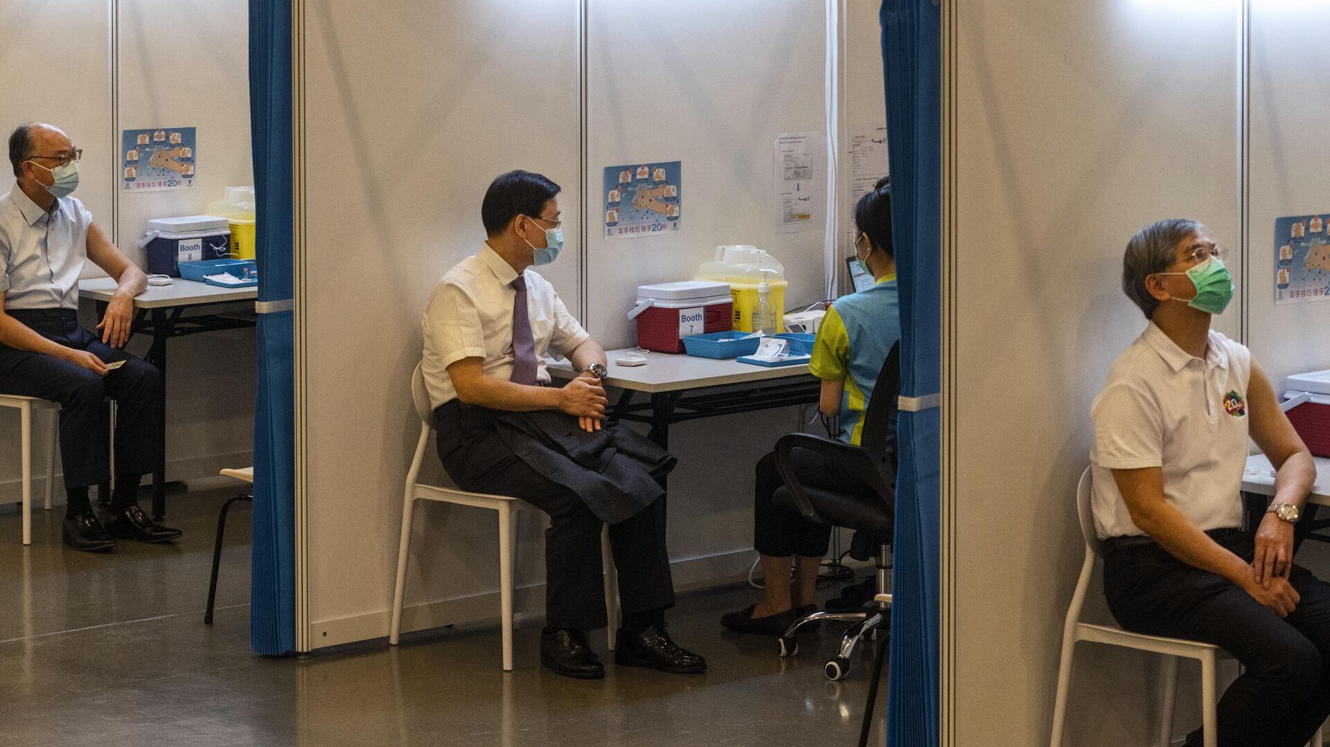 Члены правительства Гонконга делают прививку против COVID-19 вакциной CoronaVac компании Sinovac Biotech в Общественном центре вакцинации Центральной библиотеки Гонконга - РИА Новости, 1920, 01.06.2021