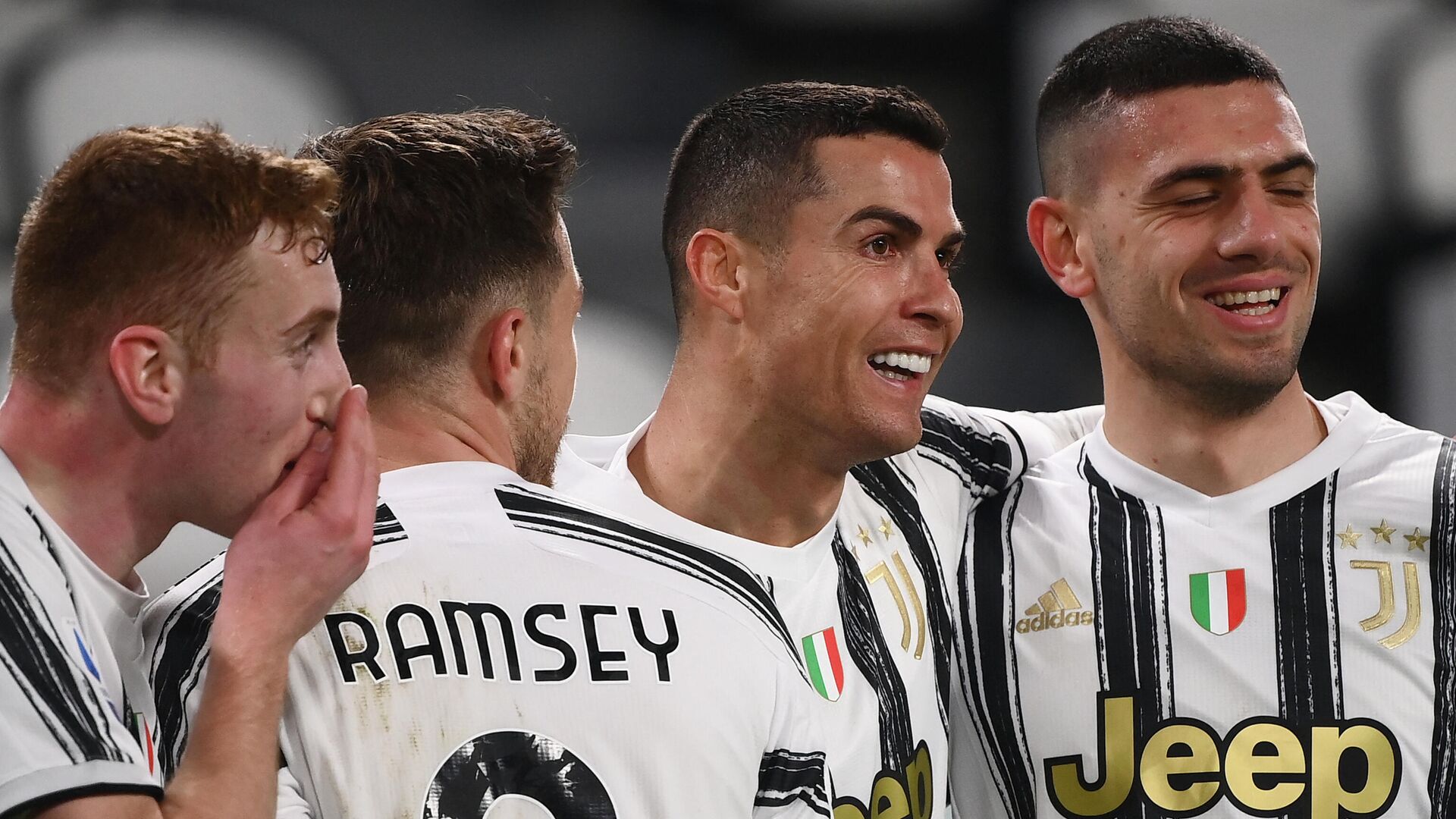 Juventus' Portuguese forward Cristiano Ronaldo (2ndR) celebrates with (From L) Juventus' Swedish forward Dejan Kulusevski, Juventus' Welsh midfielder Aaron Ramsey and Juventus' Turkish defender Merih Demiral after scoring his second goal during the Italian Serie A football match Juventus vs Crotone on February 22, 2021 at the Juventus stadium in Turin. (Photo by Marco BERTORELLO / AFP) - РИА Новости, 1920, 23.02.2021