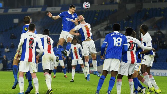 Brighton's English defender Lewis Dunk (centre L) vies with Crystal Palace's English defender Gary Cahill (C) during the English Premier League football match between Brighton and Hove Albion and Crystal Palace at the American Express Community Stadium in Brighton, southern England on February 22, 2021. (Photo by Mike Hewitt / POOL / AFP) / RESTRICTED TO EDITORIAL USE. No use with unauthorized audio, video, data, fixture lists, club/league logos or 'live' services. Online in-match use limited to 120 images. An additional 40 images may be used in extra time. No video emulation. Social media in-match use limited to 120 images. An additional 40 images may be used in extra time. No use in betting publications, games or single club/league/player publications. / 