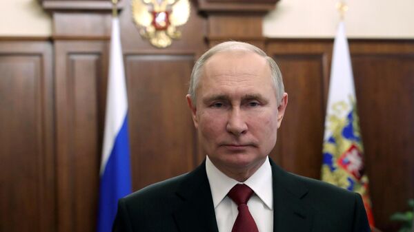 Президент РФ Владимир Путин во время поздравления граждан России с Днем защитника Отечества
