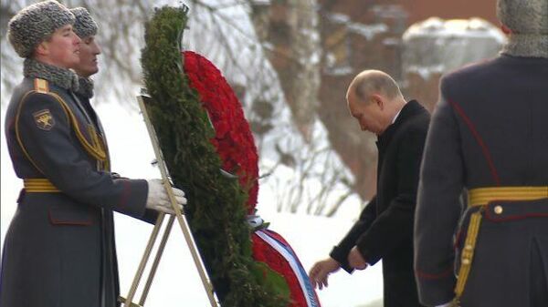Путин возложил венок к Могиле Неизвестного Солдата. Кадры церемонии